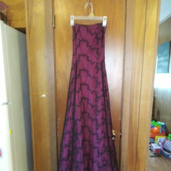 L.A.Glo black lace with maroon petticoat - Picture 1 of 3